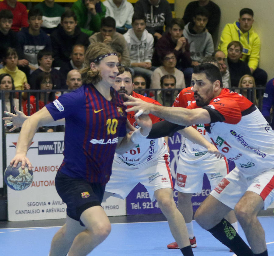 Fotos: Victoria del Balonmano Nava ante el Barcelona B (32-29)