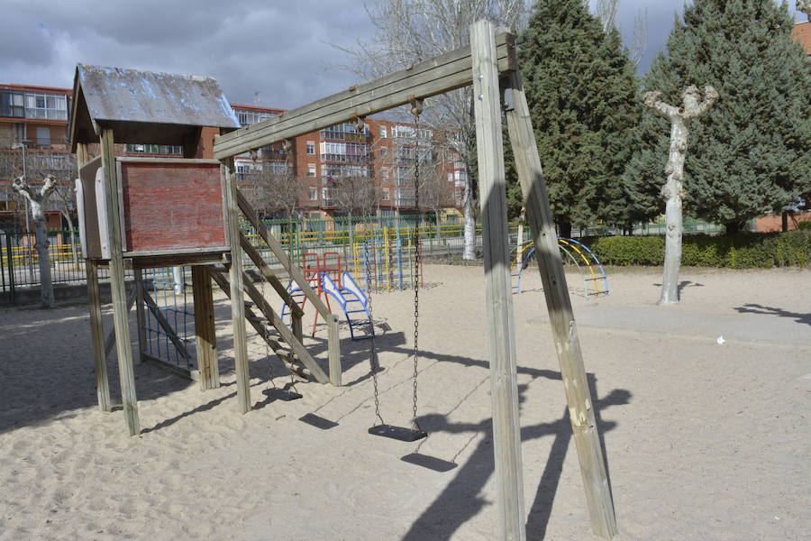 Parque del centro educativo que los padres solicitan reformar.