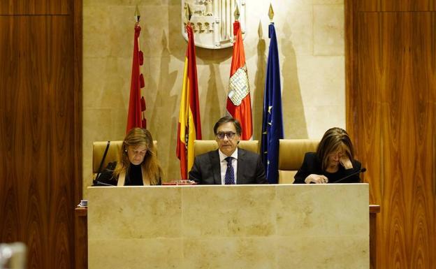 El alcalde Carlos García Carbayo preside el pleno acompañado por Carmen Sánchez Bellota y María José Fresnadillo. 