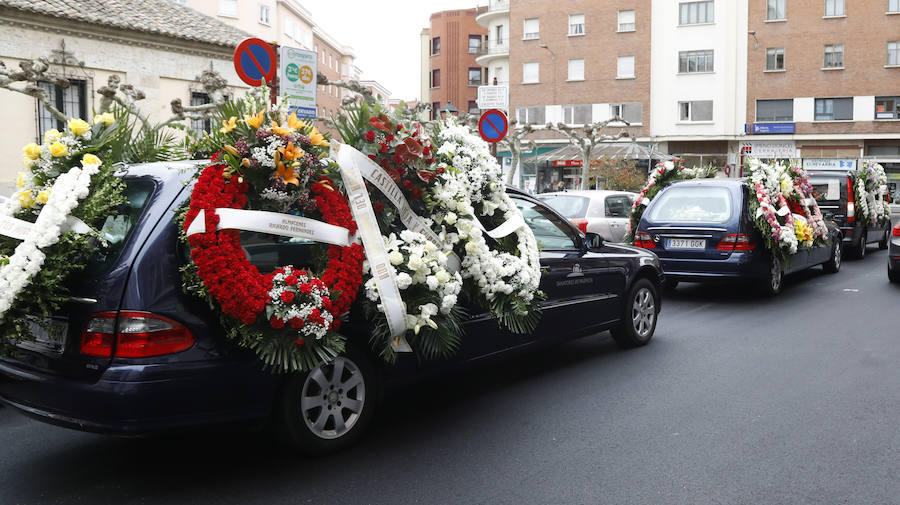 Coches fúnebres, repletos de coronas, en San Lázaro. 