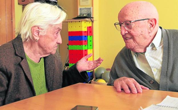 Gregoria y Juan conversan sobre sus vidas. 