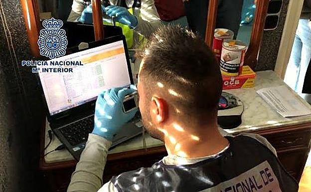 Un agente de la Policía Nacionalfotografía el material captado en un ordenador del pedófilo de Delicias. 