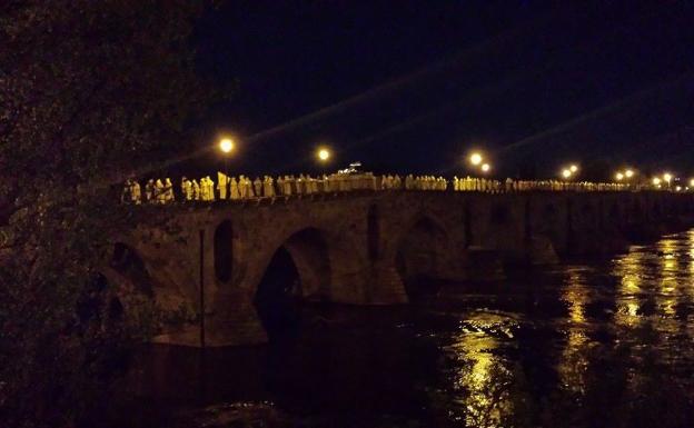 Procesión de la Hermandad de Jesús Luz y Vida a su paso por el Puente de Piedra de Zamora. 