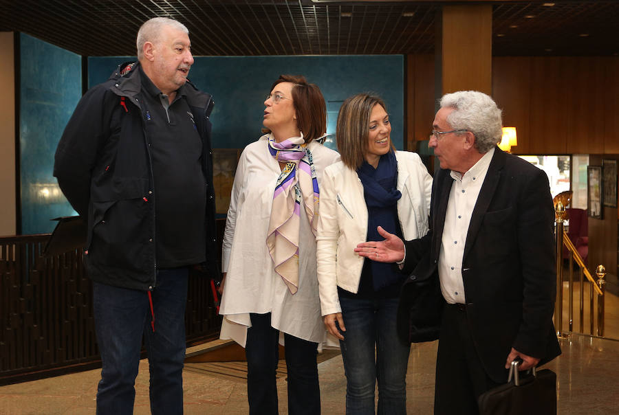 Fidalgo conversa con la presidenta del PP, Ángeles Armisén, al lado de Milagros Marcos, candidata al Congreso por Palencia, y el exministro de Trabajo Juan Carlos Aparicio. 