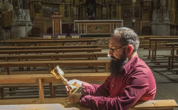 Jesús Pilar Sobejano posa con el cáliz de la iglesia de Cigales, considerada la catedral del vino. 