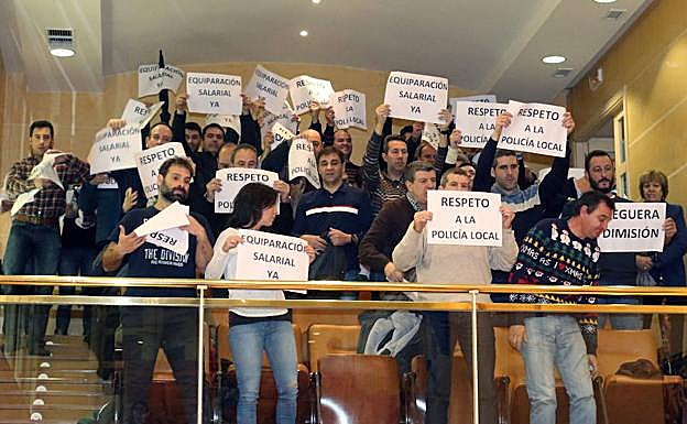 Protesta de la Policía Local el año pasado en un pleno municipal en el Ayuntamiento de Segovia. 