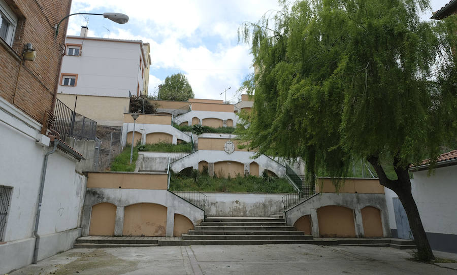 Escaleras que salvará el futuro ascensor urbano para comunicar la plaza Porticada con la avenida de las Contiendas. :: 