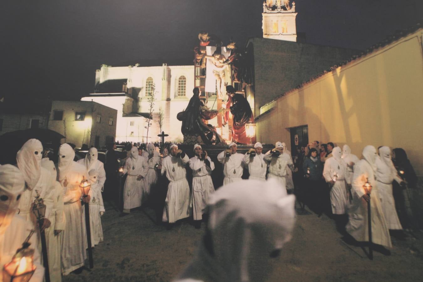 Una muestra sobre la Semana Santa de Valladolid y las dos Medinas puede verse en la Oficina de Turismo de la capital