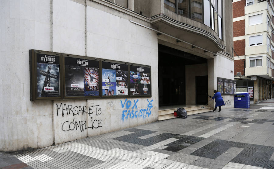 Fachada de los cines Avenida, esta mañana. 