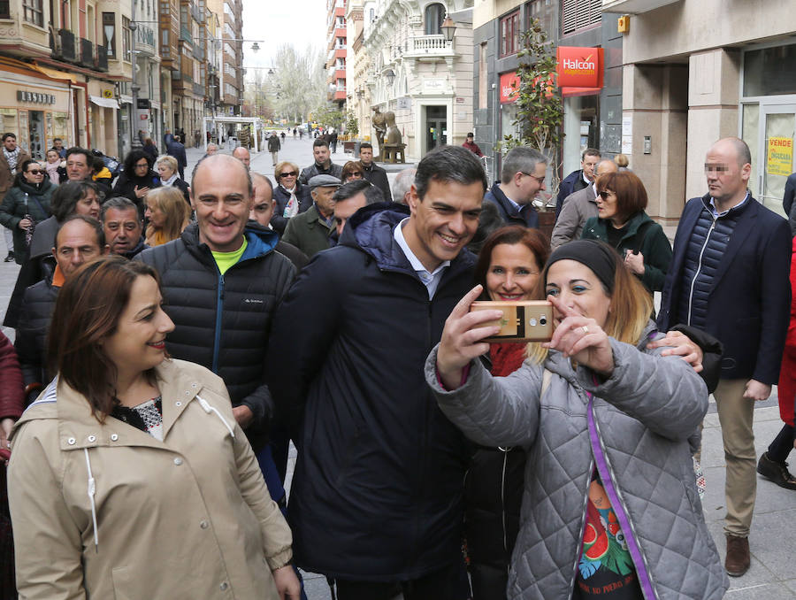 Una joven se hace un 'selfie' con Pedro Sánchez y Mariluz Martínez Seijo, observados por Miriam Andrés.