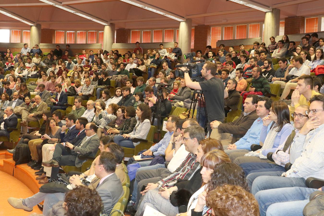 Fotos: Reyes Maroto, Pilar del Olmo, Luis Garicano y Nacho Álvarez debaten sobre problemas de la comunidad