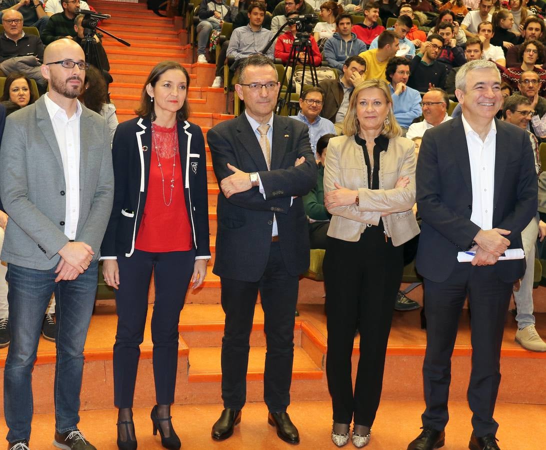 Fotos: Reyes Maroto, Pilar del Olmo, Luis Garicano y Nacho Álvarez debaten sobre problemas de la comunidad