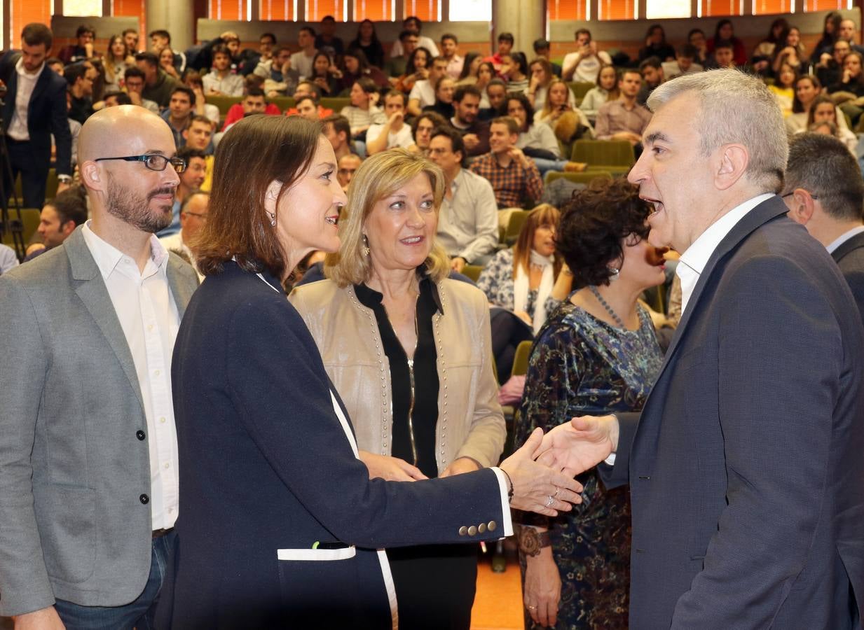 Fotos: Reyes Maroto, Pilar del Olmo, Luis Garicano y Nacho Álvarez debaten sobre problemas de la comunidad