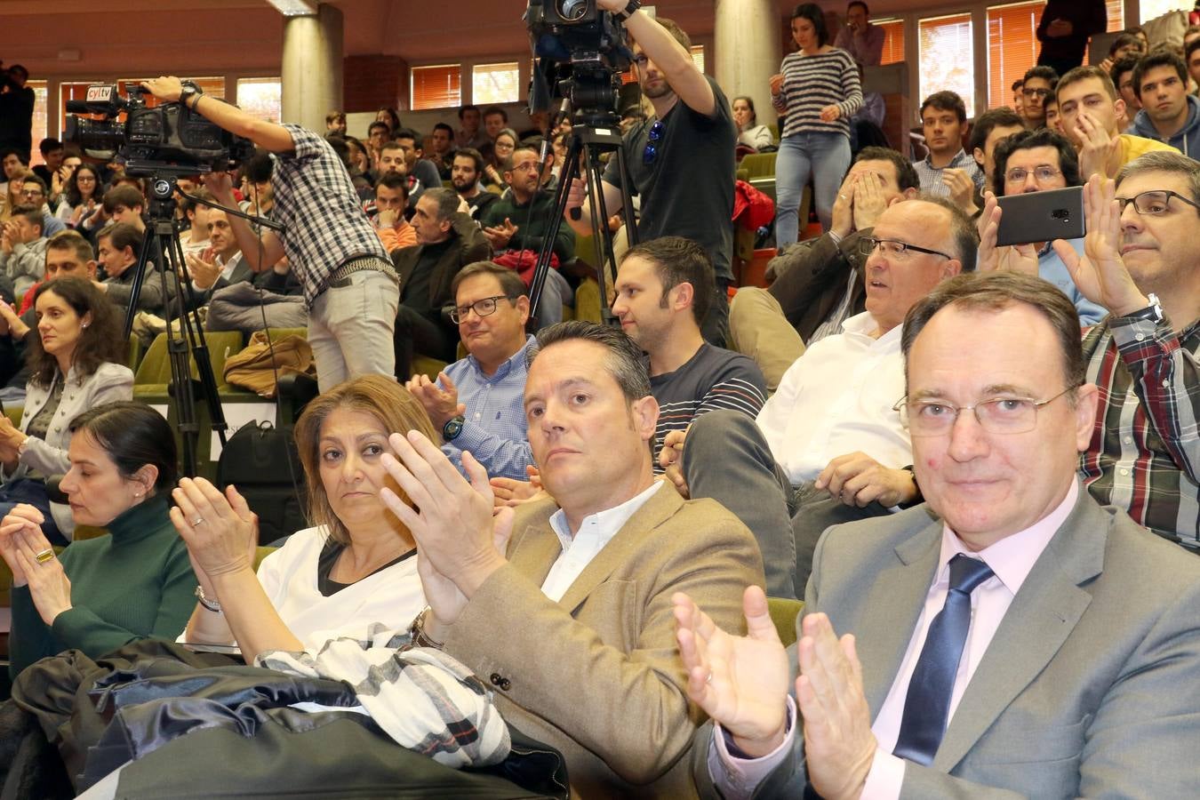 Fotos: Reyes Maroto, Pilar del Olmo, Luis Garicano y Nacho Álvarez debaten sobre problemas de la comunidad