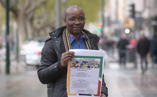 Rodrigues Francisco, en el paseo de Zorrilla, con el cartel de la recogida solidaria. 