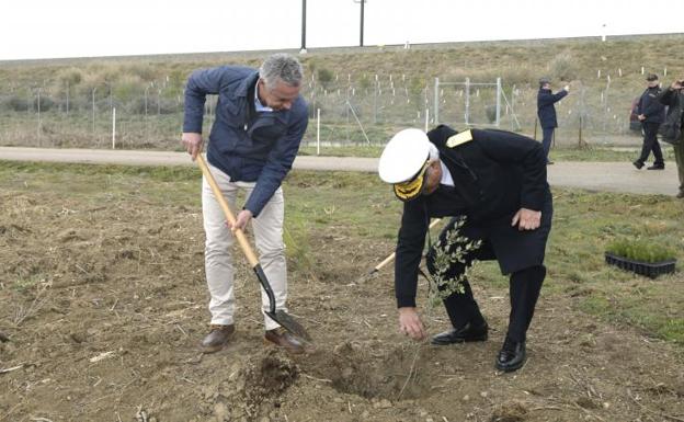 El presidente de la Fundación Iberdrola España, Fernando García Sánchez, coloca con el vicealmirante Pérez Ojeda, uno de los últimos árboles que se han plantado. 