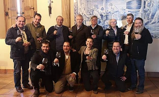Belén Sanz, en el centro, rodeada por los enólogos y amigos. 