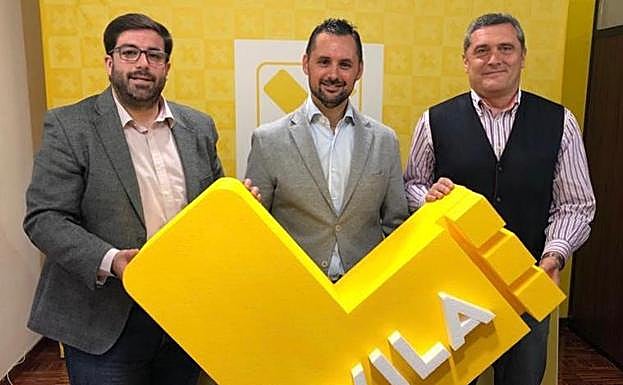 José Ramón Budiño, presidente de Por Ávila, entre los dos candidatos a la alcaldía de Ávila y a las Cortes regionales.