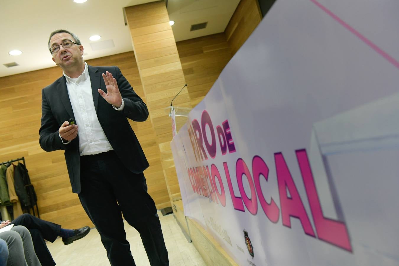 Encontrar propuestas innovadoras para dinamizar el comercio minorista y definir fórmulas para apoyar a los nuevos emprendedores y comerciantes de este sector tan importante para la economía vallisoletana son los objetivos principales del encuentro organizado por el Ayuntamiento de Valladolid en colaboración con El Norte de Castilla