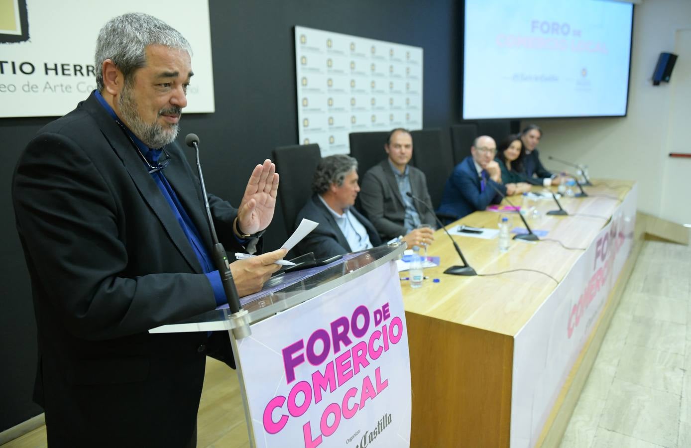 Encontrar propuestas innovadoras para dinamizar el comercio minorista y definir fórmulas para apoyar a los nuevos emprendedores y comerciantes de este sector tan importante para la economía vallisoletana son los objetivos principales del encuentro organizado por el Ayuntamiento de Valladolid en colaboración con El Norte de Castilla