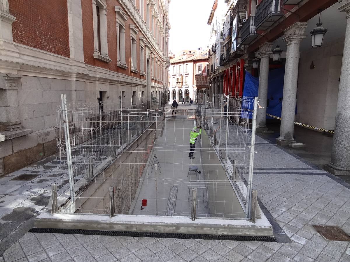 Los operarios están ultimando los remates de la urbanización en superficie de los nuevos accesos al aparcamiento subterráneo