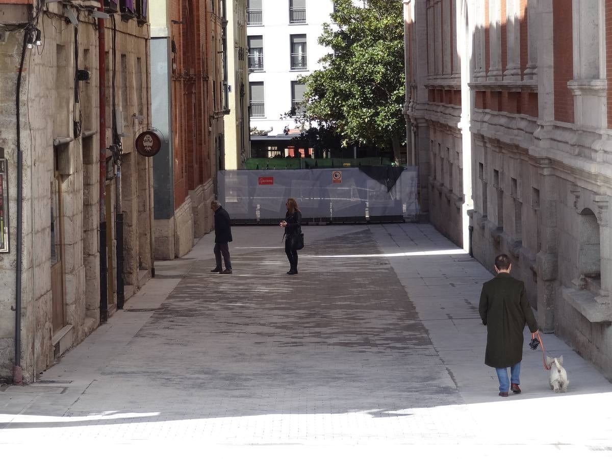 Los operarios están ultimando los remates de la urbanización en superficie de los nuevos accesos al aparcamiento subterráneo