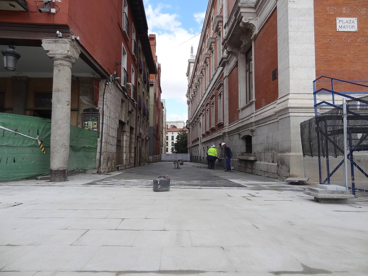 Los operarios están ultimando los remates de la urbanización en superficie de los nuevos accesos al aparcamiento subterráneo