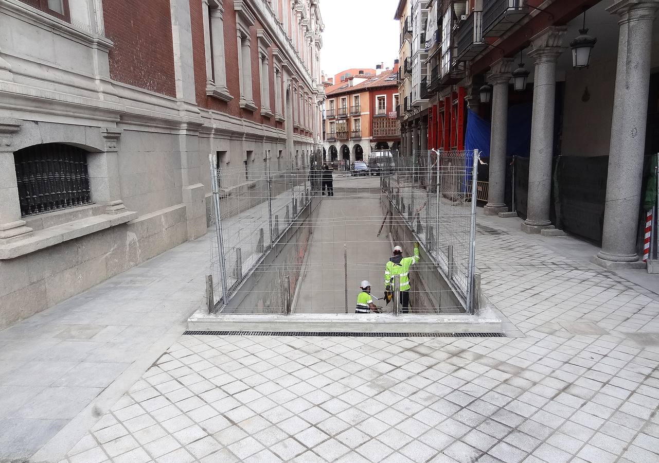 Los operarios están ultimando los remates de la urbanización en superficie de los nuevos accesos al aparcamiento subterráneo