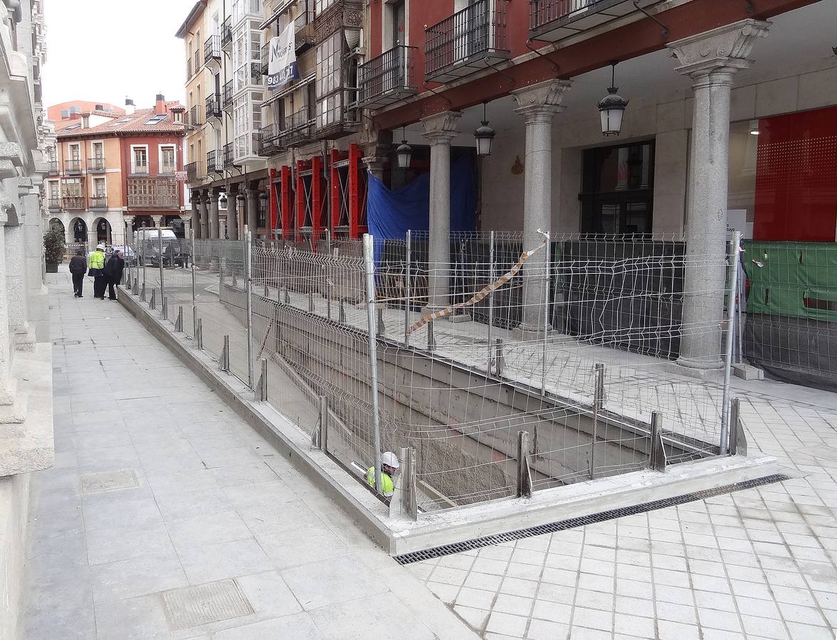 Los operarios están ultimando los remates de la urbanización en superficie de los nuevos accesos al aparcamiento subterráneo