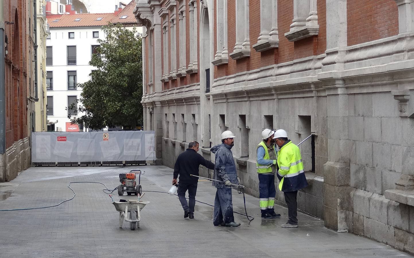 Los operarios están ultimando los remates de la urbanización en superficie de los nuevos accesos al aparcamiento subterráneo