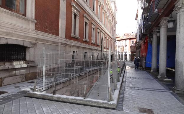 Imagen principal - Los tramos ya adoquinados de la plaza, donde se han instalado ya las gradas y el palco, y de las calles Manzana y Jesús. 