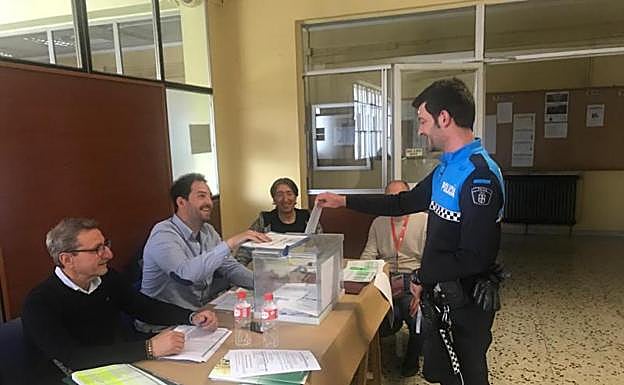 Un agente de la Policía Local deposita su voto. 