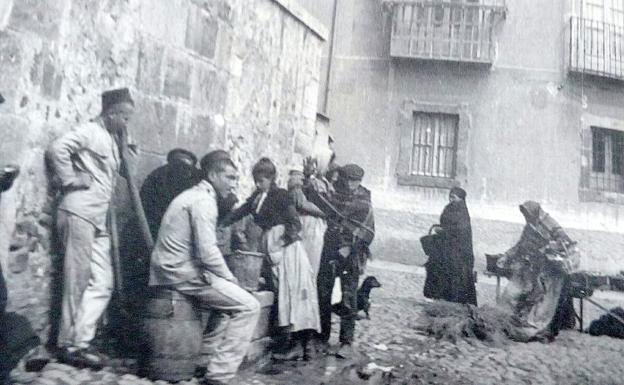 Imagen de la época. En la foto, Puerta Castillo, al lado del arco, la casa del fondo es la de Catalina Fernández-Llamazares, actual sede del Ayuntamiento, 'archivo y León Romano'.