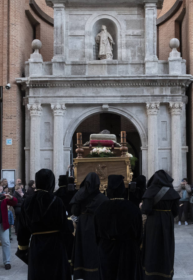 La Semana Santa ha arrancado en Valladolid con tres procesiones: el Vía Crucis del Santo Entierro, la de la Exaltación de la Santa Cruz y el traslado de la Virgen de las Angustias
