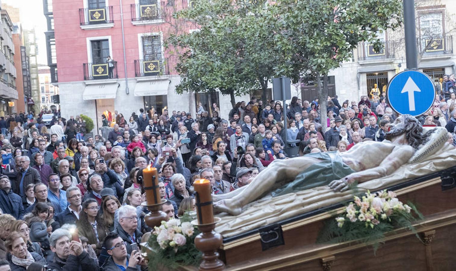 La Semana Santa ha arrancado en Valladolid con tres procesiones: el Vía Crucis del Santo Entierro, la de la Exaltación de la Santa Cruz y el traslado de la Virgen de las Angustias