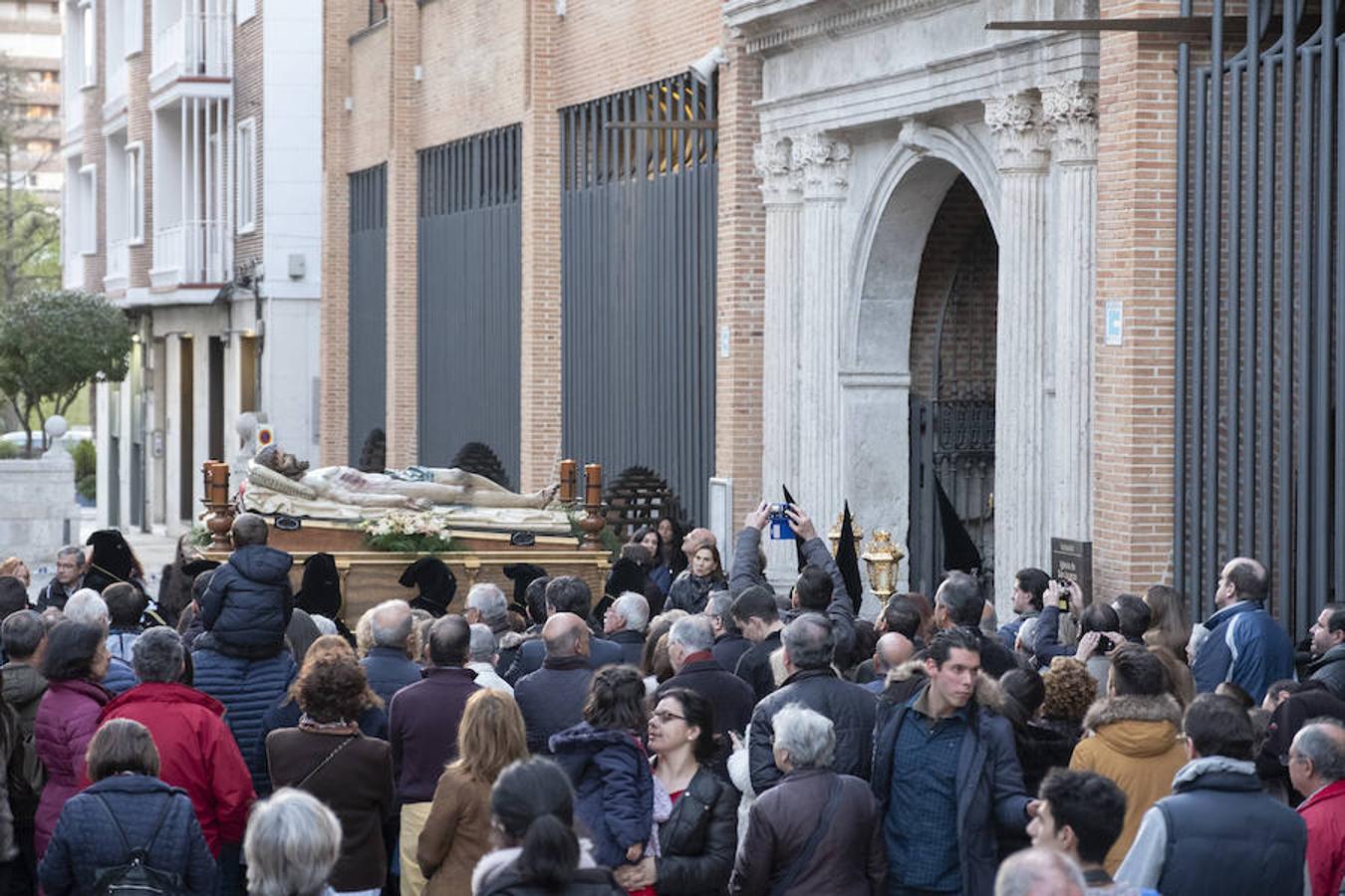 La Semana Santa ha arrancado en Valladolid con tres procesiones: el Vía Crucis del Santo Entierro, la de la Exaltación de la Santa Cruz y el traslado de la Virgen de las Angustias