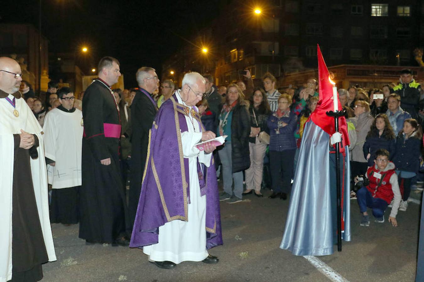La Semana Santa ha arrancado en Valladolid con tres procesiones: el Vía Crucis del Santo Entierro, la de la Exaltación de la Santa Cruz y el traslado de la Virgen de las Angustias