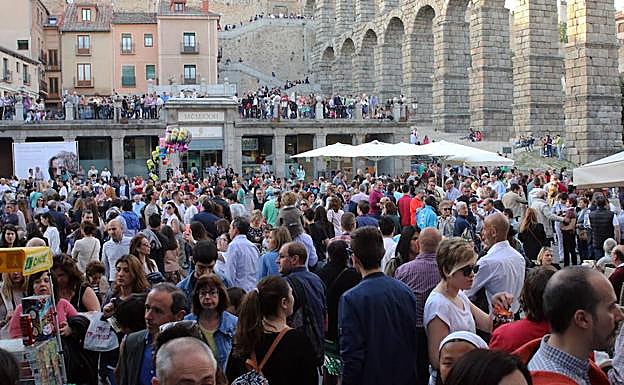 Plaza del Azoguejo de Segovia, abarrotada un Viernes Santo.
