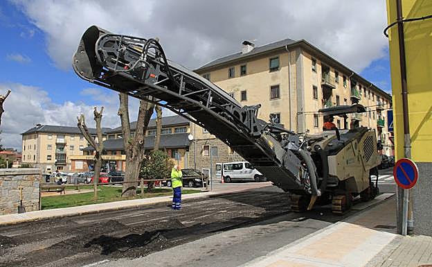 Comienzo del asfaltado en la parte inicial de la calle Berlín, en el barrio de San José.