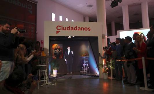 El líder de Ciudadanos Albert Rivera, proyectado mediante un holograma, durante el inicio de campaña electoral que el partido naranja celebra esta noche en la sede del partido en Madrid. 