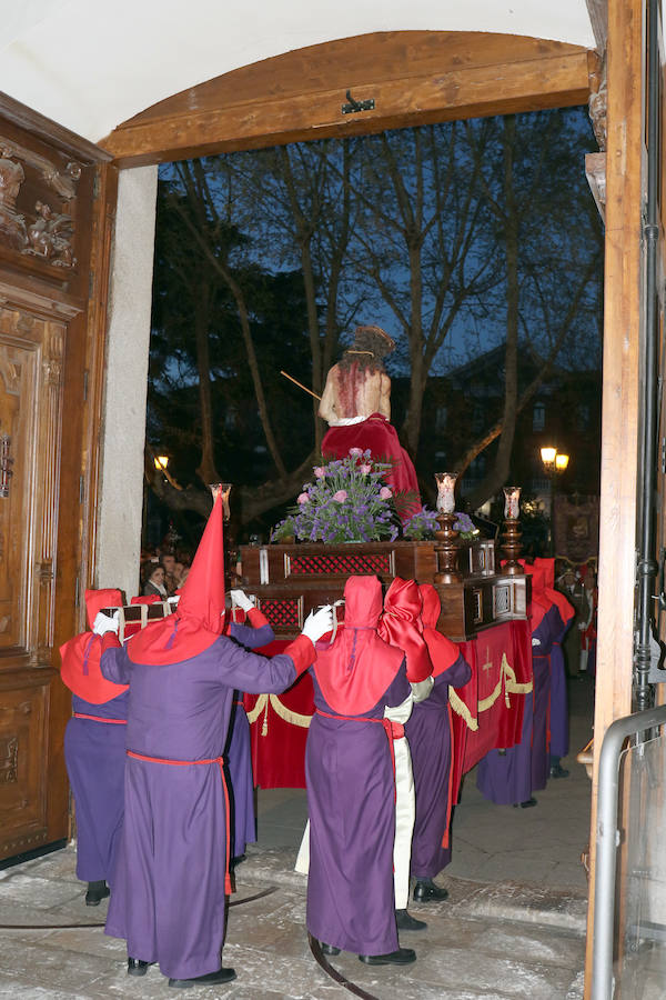 Las calles se han llenado de público para disfrutar del Ecce Homo del Cristo de los Artilleros