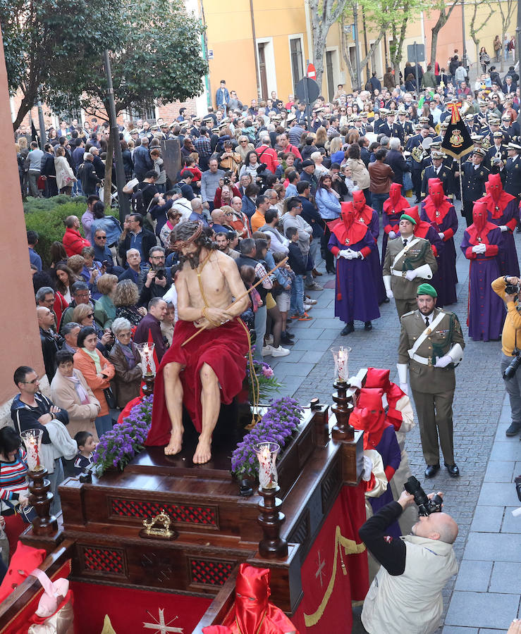 La comitiva, con los boinas verdes de la Aalog 61, en la procesión.