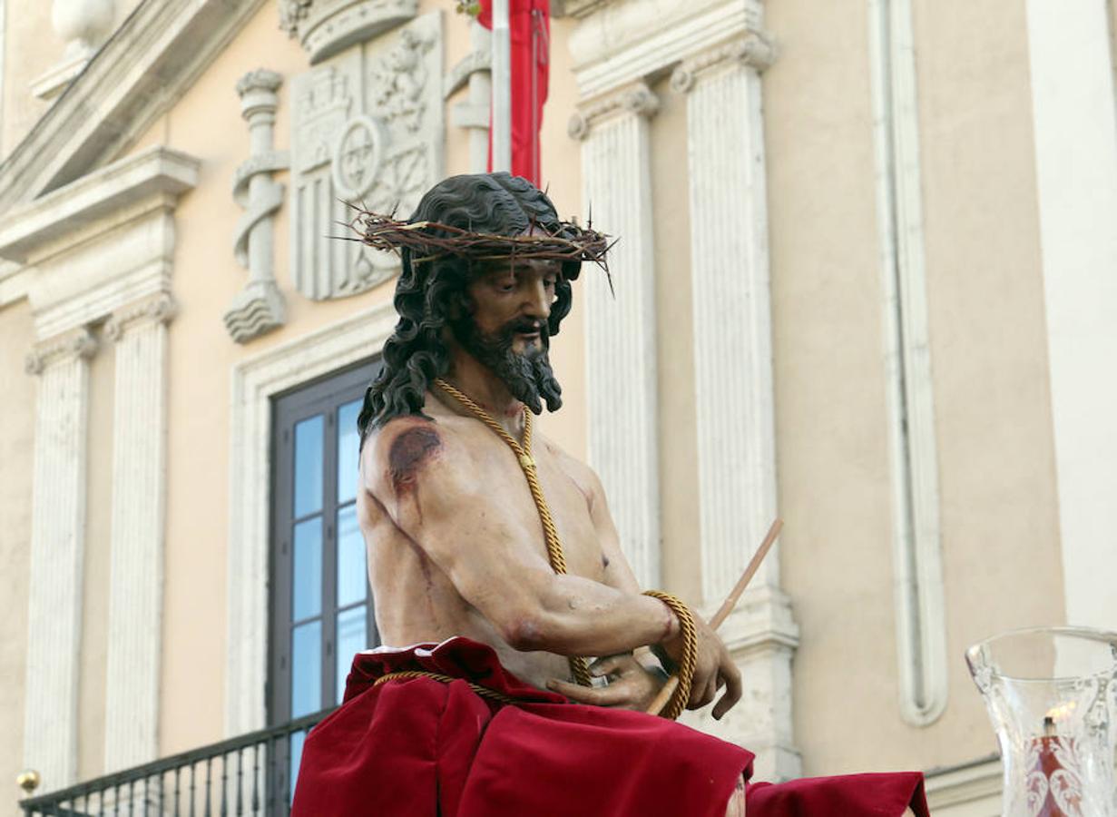 Las calles se han llenado de público para disfrutar del Ecce Homo del Cristo de los Artilleros