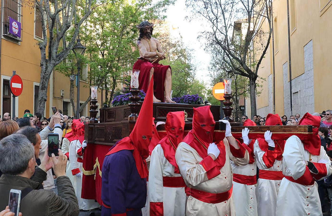 Las calles se han llenado de público para disfrutar del Ecce Homo del Cristo de los Artilleros