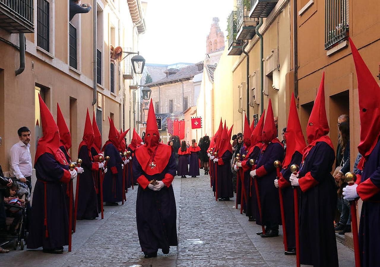 Las calles se han llenado de público para disfrutar del Ecce Homo del Cristo de los Artilleros