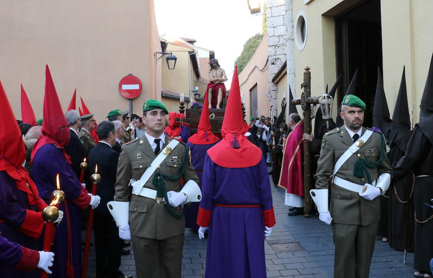 Las calles se han llenado de público para disfrutar del Ecce Homo del Cristo de los Artilleros