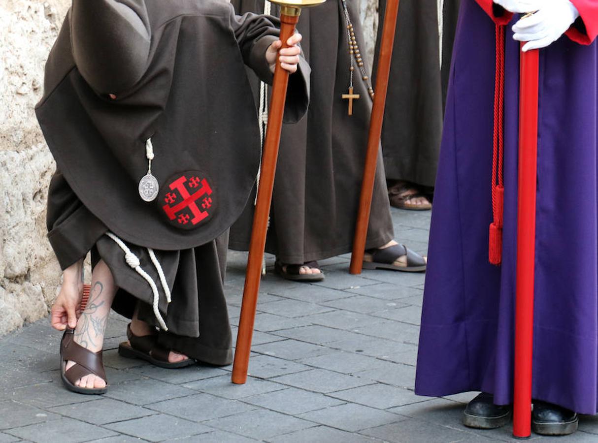 Las calles se han llenado de público para disfrutar del Ecce Homo del Cristo de los Artilleros