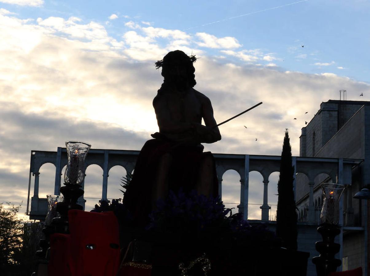Las calles se han llenado de público para disfrutar del Ecce Homo del Cristo de los Artilleros