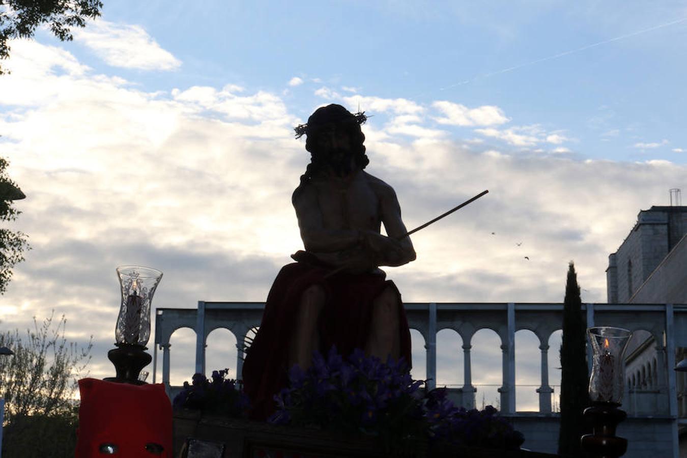 Las calles se han llenado de público para disfrutar del Ecce Homo del Cristo de los Artilleros