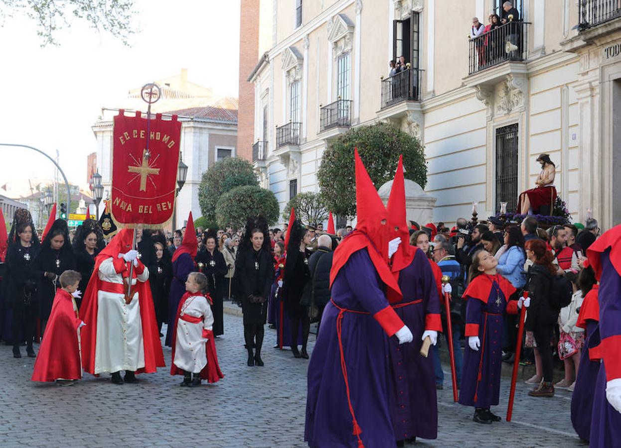 Las calles se han llenado de público para disfrutar del Ecce Homo del Cristo de los Artilleros